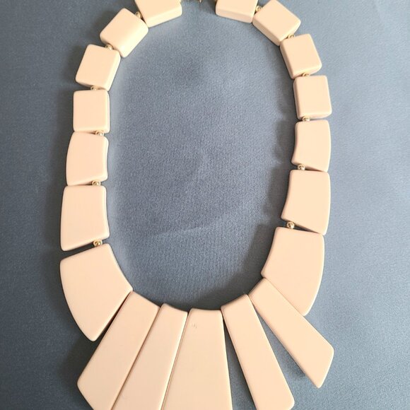 Vintage midcentury retro oversized plastic jewelry set. - Picture 6 of 6